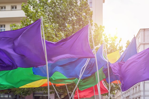 Flaggen in Regenbogenfarben bei der Prager Pride-Parade