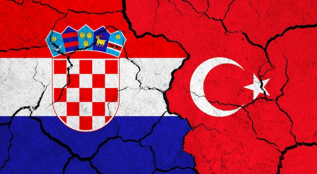 Flaggen Kroatiens und der Türkei auf rissiger Oberfläche, politisches Beziehungskonzept