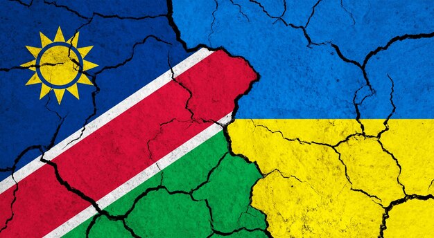Flaggen Namibias und der Ukraine auf rissiger Oberfläche, politisches Beziehungskonzept