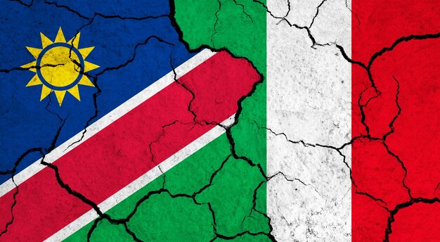 Flaggen Namibias und Italiens auf rissiger Oberfläche, politisches Beziehungskonzept