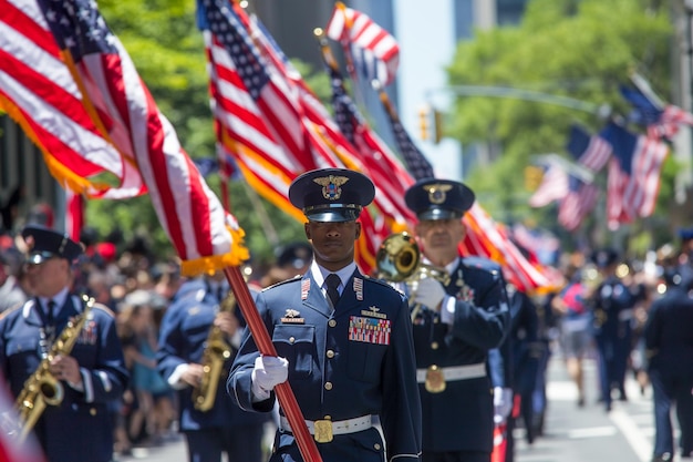 Flaggen-Tag-Parade Veteranen-Bands Patriotismus