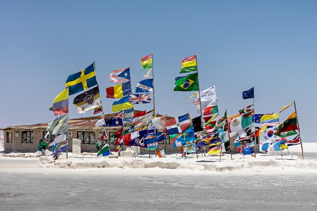 Flaggen vieler Nationen im Salar de Uyuni in Bolivien