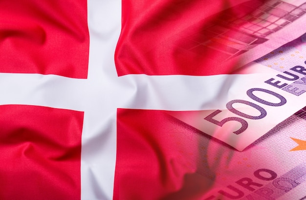 Flaggen von Dänemark und der Europäischen Union. Dänemark-Flagge und EU-Flagge. Weltflaggengeldkonzept.