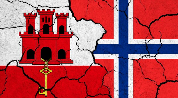 Foto flaggen von gibraltar und norwegen auf rissiger oberfläche, politisches beziehungskonzept