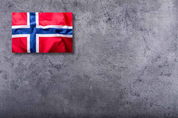 Flaggen von Norwegen auf konkretem Hintergrund.