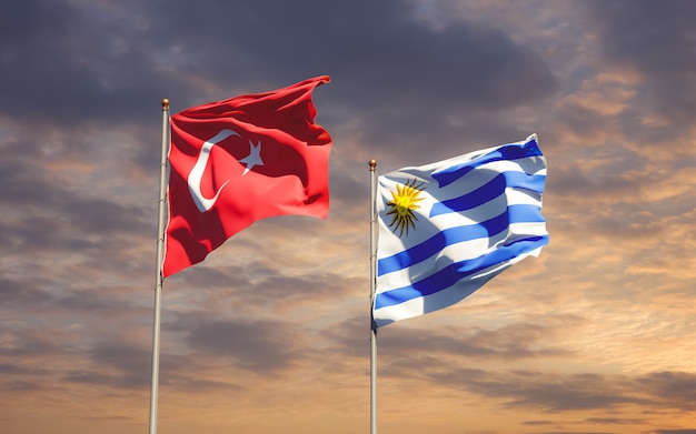 Flaggen von Uruguay und der Türkei auf Himmelhintergrund