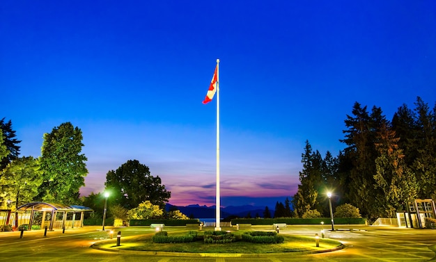 Flaggenmast mit einer kanadischen Flagge an der University of British Columbia in Vancouver bei Sonnenuntergang
