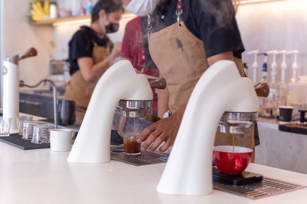 Flair cafetera espresso en una cafetería con barista