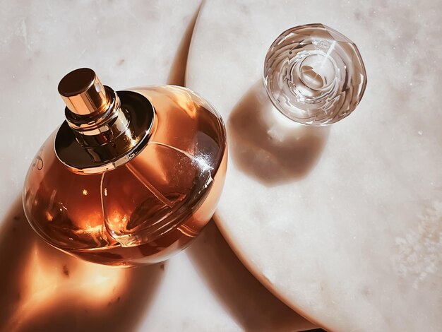 Flakon der Parfüm-Luxusduft-Glasflasche auf Marmorsteinhintergrund-Schönheitsproduktkonzept