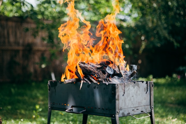 Flamante parrilla de barbacoa en el patio en verano