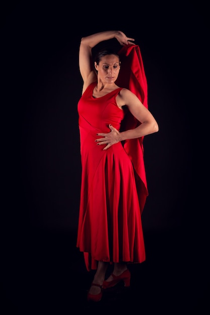 Flamenco-Frau, die rotes Kleid trägt