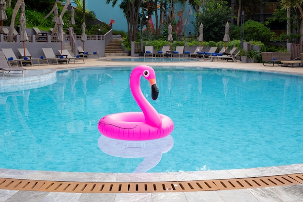 Flamingo cor-de-rosa inflável na piscina. férias de verão.