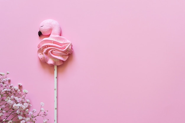 Flamingo de merengue rosa em fundo rosa