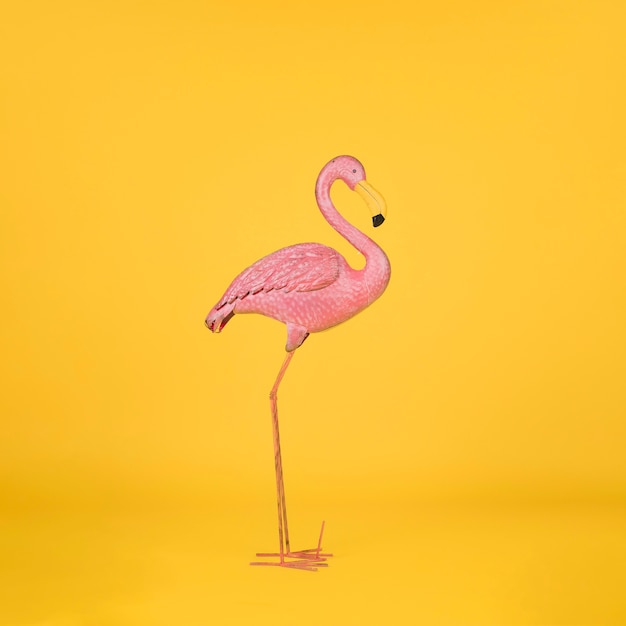Flamingo decorativo sobre un fondo naranja