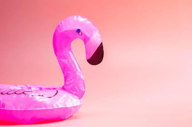 Flamingo inflável em um fundo rosa fundo de verão piscina float festa conceito de verão na moda