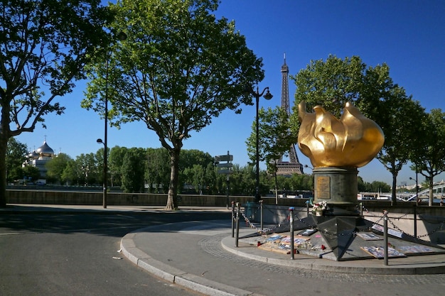 Flamme de la Liberté in der Nähe des Pont de l'Alma mit hinter dem Eiffelturm in Paris