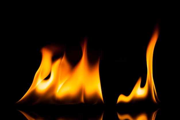 Flammenfeuerbewegung auf einem schwarzen Hintergrund.