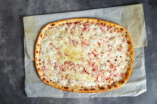 Flammkuchen Speck Zwiebel Sauerrahm leckeres Gebäck herzhafte Torte frische gesunde Mahlzeit Essen