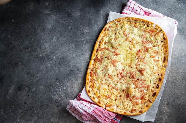 Flammkuchen wohlschmeckende Torte Speck, Zwiebel, Sauerrahm-Gebäcktorte frischer Essenssnack auf dem Tisch kopieren