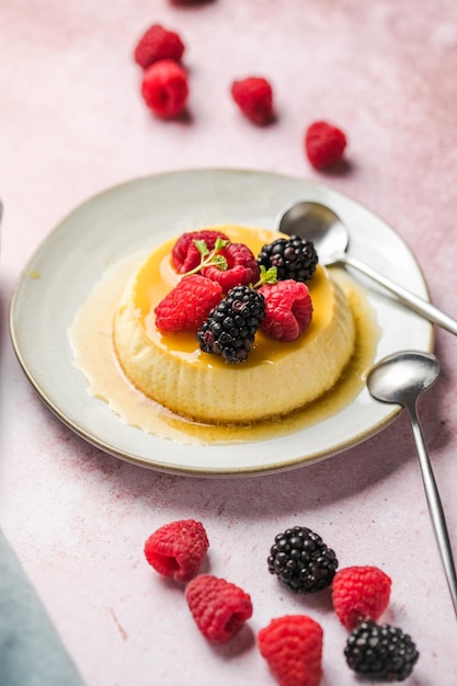 El flan de crema de caramelo o pudín de caramelo es un postre de crema pastelera