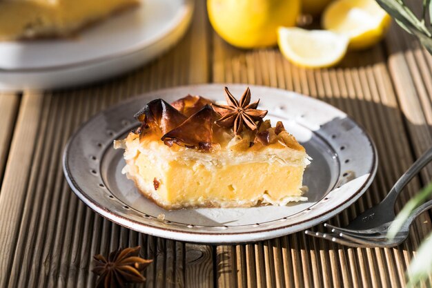 Flan de Galaktoboureko o bougatsa Postre tradicional griego horneado en una sartén con almíbar se llama pastel de Tesalónica Filo hecho a mano relleno de crema de sémola dulce