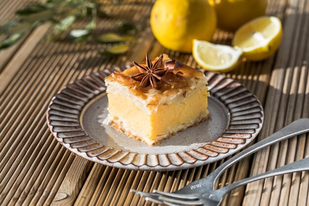 Flan de Galaktoboureko o bougatsa Postre tradicional griego horneado en una sartén con almíbar se llama pastel de Tesalónica Filo hecho a mano relleno de crema de sémola dulce