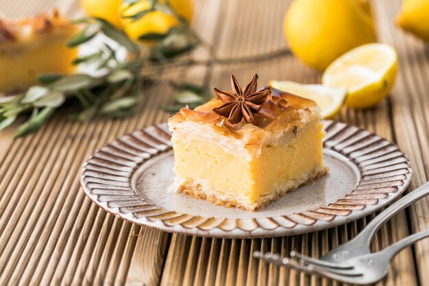 Flan de Galaktoboureko o bougatsa Postre tradicional griego horneado en una sartén con almíbar se llama pastel de Tesalónica Filo hecho a mano relleno de crema de sémola dulce