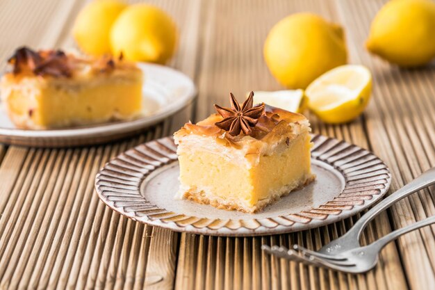 Flan de Galaktoboureko o bougatsa Postre tradicional griego horneado en una sartén con almíbar se llama pastel de Tesalónica Filo hecho a mano relleno de crema de sémola dulce