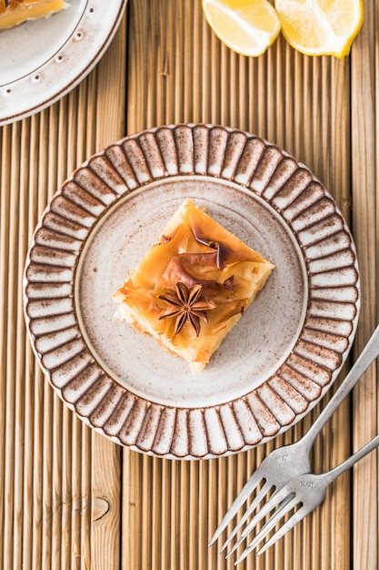 Flan de Galaktoboureko o bougatsa Postre tradicional griego horneado en una sartén con almíbar se llama pastel de Tesalónica Filo hecho a mano relleno de crema de sémola dulce