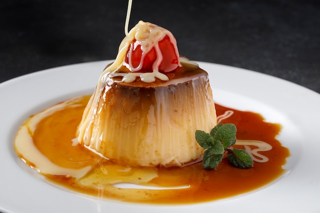 Flan de huevo con crema de leche y miel