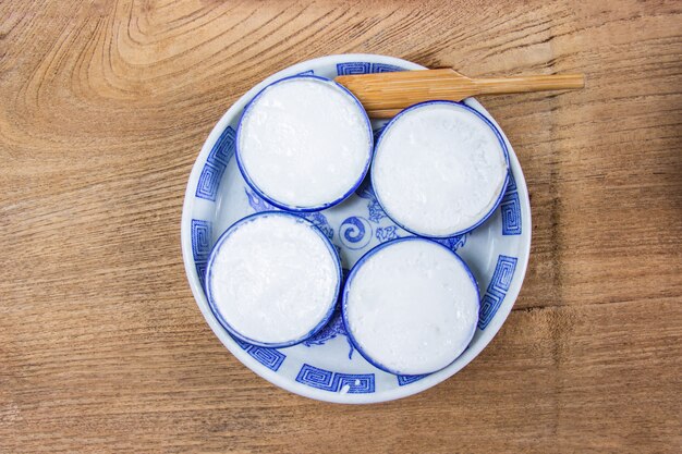 Foto el flan tailandés de la leche de coco es un postre tailandés hecho de harina de arroz, leche de coco y azúcar.