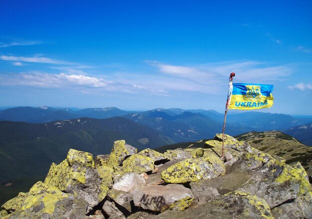 Foto flan ucraniano no topo da montanha