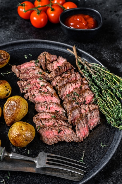 Flanco de carne a la brasa Filete de ternera con patatas fritas.