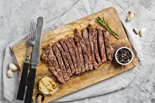 Flankensteak auf einem hölzernen Schneidebrett.