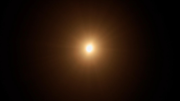 Flare de lente óptica real sobre un fondo negro