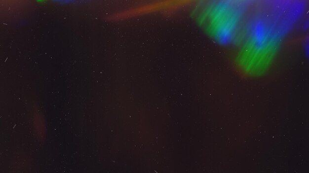 Flares de arco-íris holográficos empoeirados sobrepõem textura hipnotizante com cores vibrantes