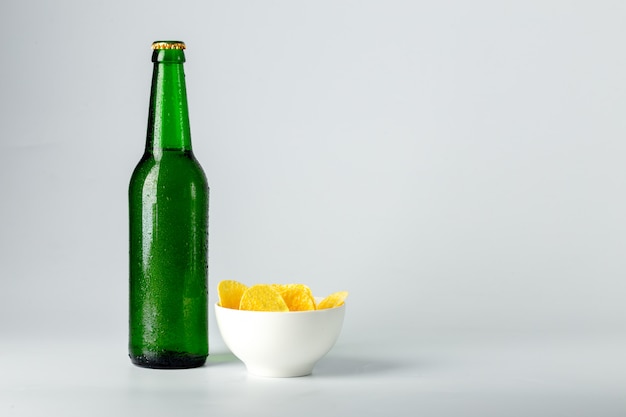 Flasche Bier und Snack