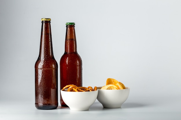 Flasche Bier und Snack