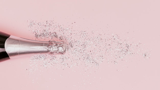 Foto flasche champagner mit rosa hintergrund