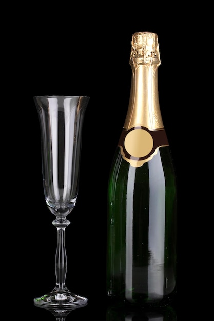 Flasche Champagner und Kelch isoliert auf Schwarz