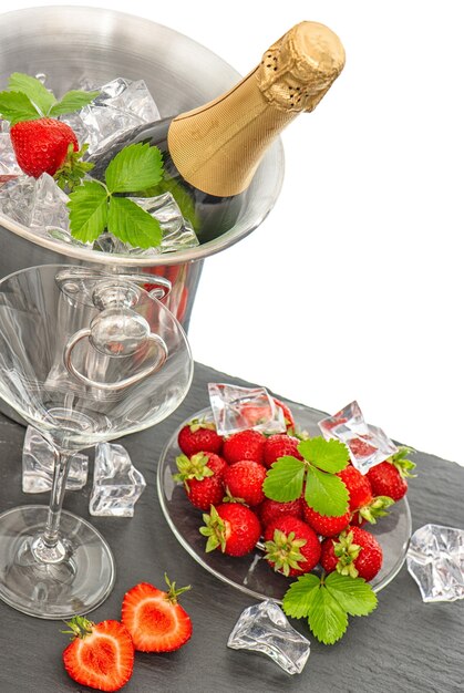 Flasche Champagner und zwei Gläser weißen Hintergrund Arrangement Sekt Erdbeeren