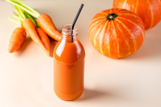 Flasche frische Karotten- und Kürbissaft-gesunde Diät-Getränke horizontal