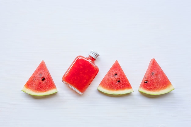 Flasche frischer Wassermelonensaft mit Wassermelonenstücken