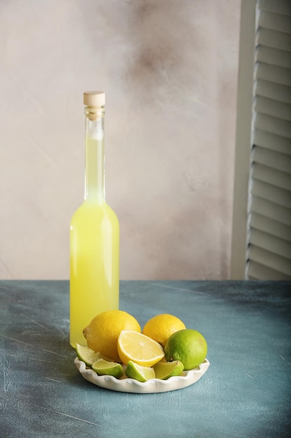 Flasche hausgemachter Saft mit Ingwer und Zitrone auf hellem Hintergrund Vertikal