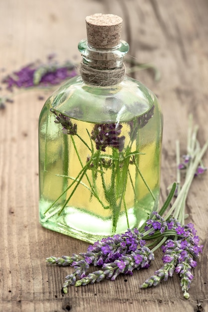 Flasche Lavendelöl mit frischen Blumen