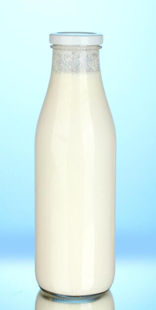 Foto flasche milch auf blauem hintergrund nahaufnahme