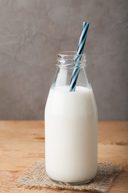 Flasche Milch auf einem Holztisch.