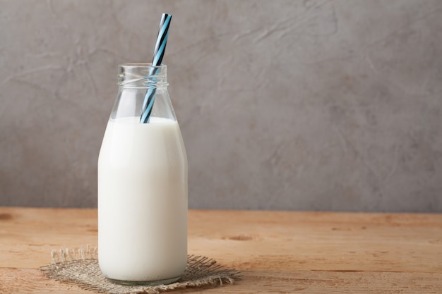 Flasche Milch auf einem Holztisch.