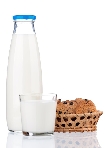 Flasche Milch mit Haferkeksen isoliert auf weißem Hintergrund
