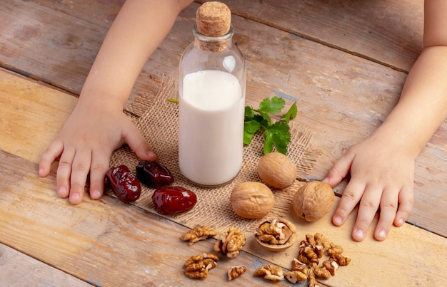 Flasche Milch mit Wallnüssen und Dattelfrüchten